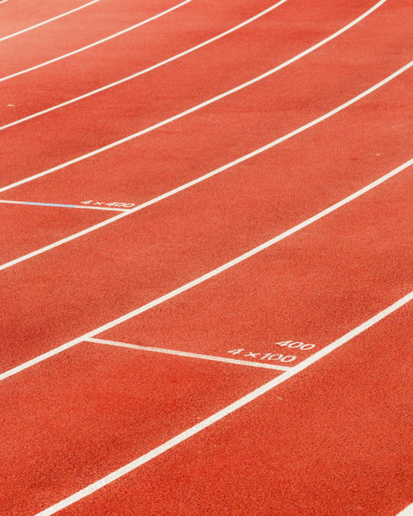Calles de una pista de atletismo roja con las marcas 400 y 4×100